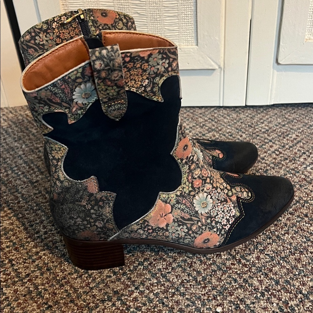 L'Artiste by Spring Step Lady Luck Shine Suede Boot Navy Multi Women 10.5 NWOB - Picture 4 of 10